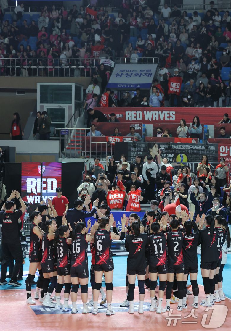6일 오후 대전 중구 충무체육관에서 열린 프로배구 '2024-2025 도드람 V리그' 여자부 챔피언결정전 4차전, 정관장과 흥국생명의 경기에서 5세트 접전 끝에 승리하며 승부를 원점으로 만든 정관장 선수들이 기뻐하고 있다. 2025.4.6/뉴스1 ⓒ News1 박정호 기자