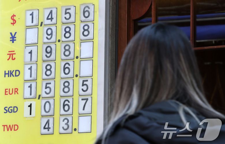 6일 서울 명동의 한 환전소에 원달러 환율 등 시세가 안내되고 있다.  2025.4.6/뉴스1 ⓒ News1 박세연 기자