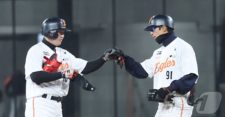 17일 대전 한화생명 볼파크에서 열린 2025 프로야구 KBO리그 한화이글스와 삼성라이온즈의 시범경기에서 4회말 1사 1,2루에서 한화 하주석이 1타점 안타를 치고 있다. 2025.3.17/뉴스1 ⓒ News1 김기남 기자