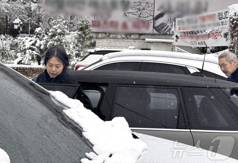임신 초기인 지난해 11월 27일 하얀 눈이 내리던 날 경기도 양평 인근 식당을 김민희와 함께 찾은 홍상수 감독. (뉴스1`DB)2025.1.17/뉴스1 ⓒ News1 박혜성 기자