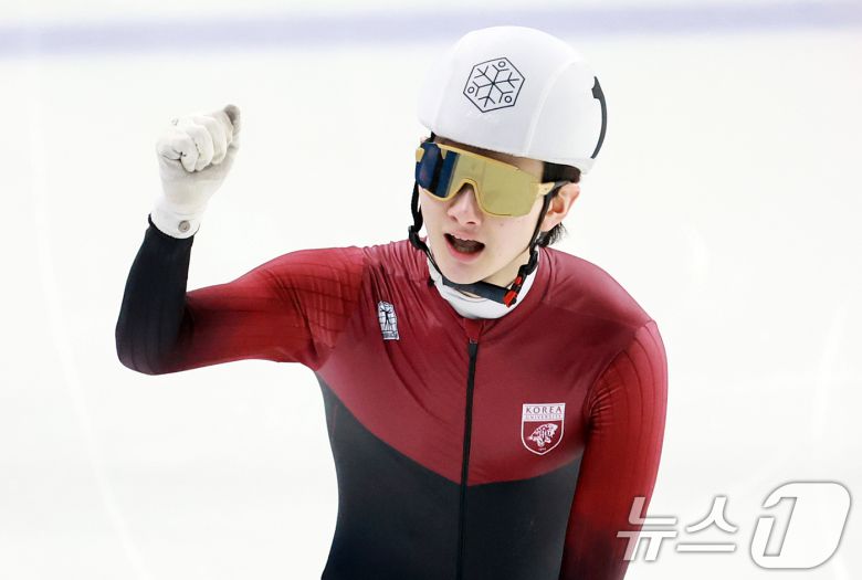 8일 서울 양천구 목동실내빙상장에서 열린 2025/26시즌 쇼트트랙 국가대표 1차 선발대회 남자부 500m 결승에서 신동민이 1위로 결승선을 통과 후 응원 온 팬들의 연호에 답례하고 있다. 2025.4.8/뉴스1 ⓒ News1 김진환 기자