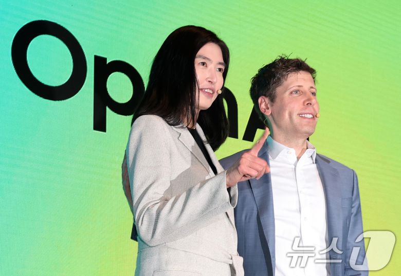 정신아 카카오 대표(왼쪽)와 챗GPT 개발사 오픈AI의 샘 올트먼 최고경영자(CEO)가 4일 서울 중구 플라자호텔에서 열린 전략적 제휴 체결 공동 기자간담회에서 포즈를 취하고 있다. 2025.2.4/뉴스1 ⓒ News1 오대일 기자