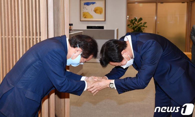 홍준표 대구시장과 오세훈 서울시장이 지난 2021년 홍 시장이 국민의힘 대선 경선 출마에 앞서 서울시청을 방문, 오 시장과 면담을 하기 전 악수하는 모습. 2021.9.14/뉴스1 ⓒ News1 국회사진취재단