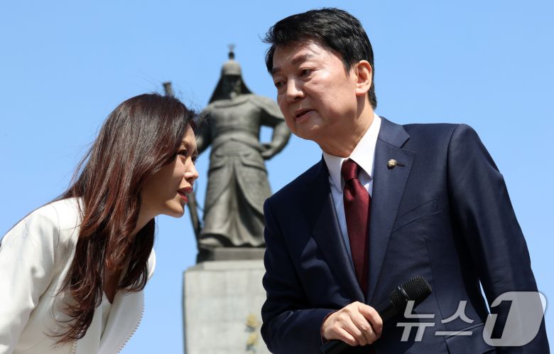 안철수 국민의힘 국회의원이 8일 서울 광화문 이순신 동상 앞에서 제21대 대통령 선거 출마 기자회견을 도중 이효진 대변인과 대화를 하고 있다. 이날 안 의원은 '이효진 원광대'라고 손가락에 적어 눈길을 끌었다. 2025.4.8/뉴스1 ⓒ News1 김명섭 기자