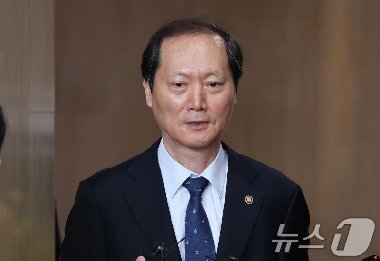 헌법재판관 후보자로 지명된 이완규 법제처장이 8일 서울 종로구 정부서울청사에서 열린 국무회의를 마치고 취재진의 질문에 답하고 있다. 2025.4.8/뉴스1 ⓒ News1 임세영 기자