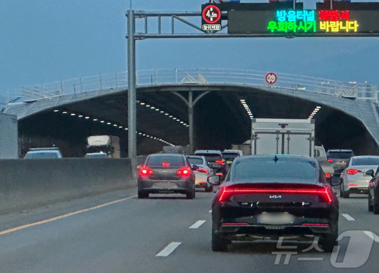 7일 오후 7시쯤 광주 무진대로 광주여대 방면 우산방음터널(왼쪽)에 조명이 켜져 있다. 광주시는 해당 터널의 고장난 조명을 지난 6개월 간 예산 문제로 방치했지만 취재가 시작되자 반나절 만에 두꺼비 집을 올려 복구했다. 2025.4.8/뉴스1 ⓒ News1 이승현 기자