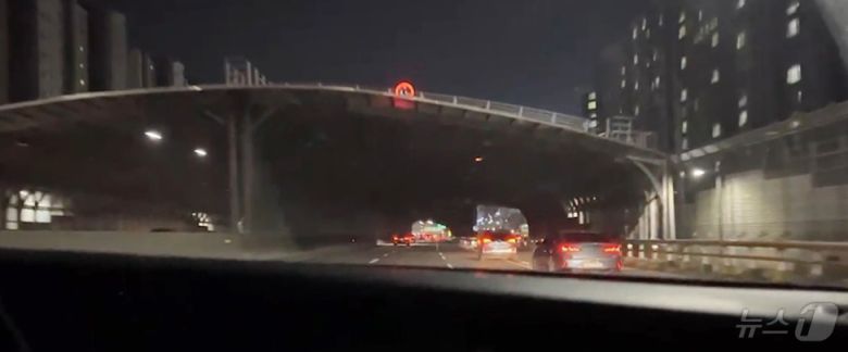 광주 무진대로 우산방음터널(광주여대 방면)에 조명이 켜지지 않은 모습. (독자제공. 재판매 및 DB 금지) 2025.4.7/뉴스1 ⓒ News1 이승현 기자