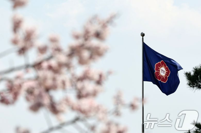 31일 서울 종로구 헌재 깃발이 바람에 날리고 있다. 2025.3.31/뉴스1 ⓒ News1 이승배 기자