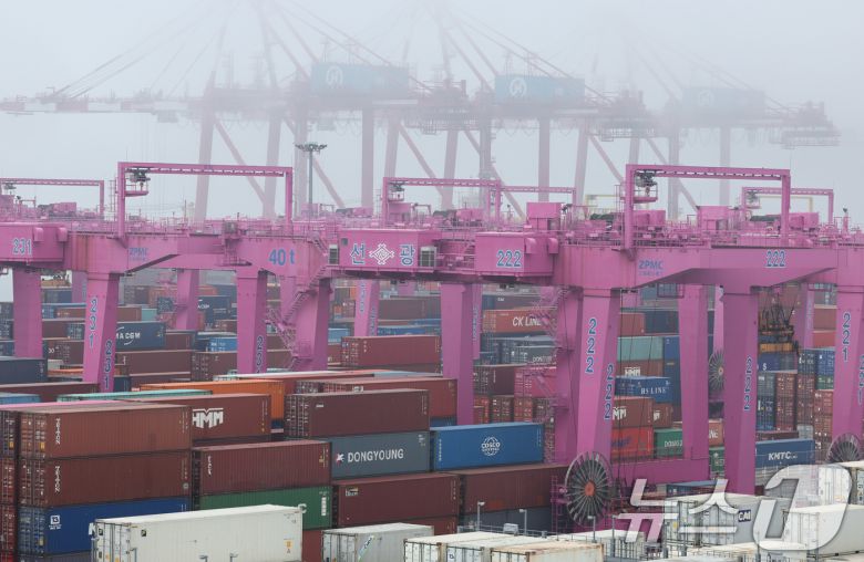 미국의 상호관세 발효를 앞둔 8일 인천 연수구 인천신항에 컨테이너들이 쌓여있다. 2025.4.8/뉴스1 ⓒ News1 신웅수 기자