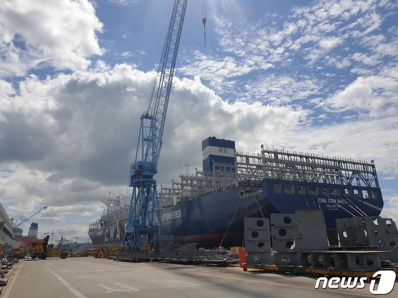 전남 영암군 대불국가산단에 위치한 현대삼호중공업에서 마무리 작업 중인 선박 모습. 이 선박은 길이 366m, 너비 51m, 높이 29.9m 규모로 10층 빌딩 규모의 초대형 LNG연료탱크를 장착했다. 2021.9.12/뉴스1 ⓒ News1 전원 기자