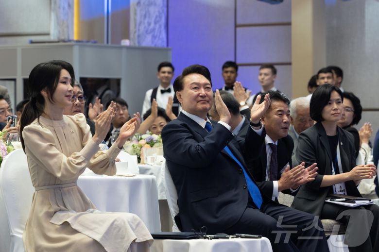 우즈베키스탄을 국빈 방문중인 윤석열 대통령과 김건희 여사가 2024년 6얼 13일 오후(현지시간) 타슈켄트 힐튼호텔에서 열린 동포 만찬 간담회에서 박수를 치고 있다. (대통령실 제공) 2024.6.14/뉴스1 ⓒ News1 박지혜 기자