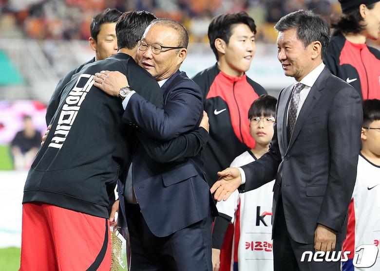 박항서 전 베트남 대표팀 감독(가운데)이 대한축구협회 신임 부회장으로 선임됐다. 뉴스1 DB ⓒ News1 김진환 기자