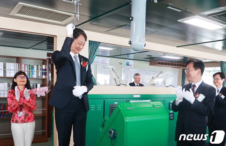 안덕근 산업통상자원부 장관이 18일 오전 경남 거제시 삼성중공업 거제조선소에서 열린 대형 액화천연가스(LNG) 운반선 수출 500호선인 '오리온 스피릿(Orion Spirit)'호 명명식에서 뱃고동을 시연하고 있다. 오리온 스피릿호는 1994년 대한민국이 처음으로 LNG운반선을 건조한 이래 국내 조선소가 30년 만에 500번째로 수출하는 선박으로 미국 JP모건에 인도된다. (산업통상자원부 제공) 2024.4.18/뉴스1