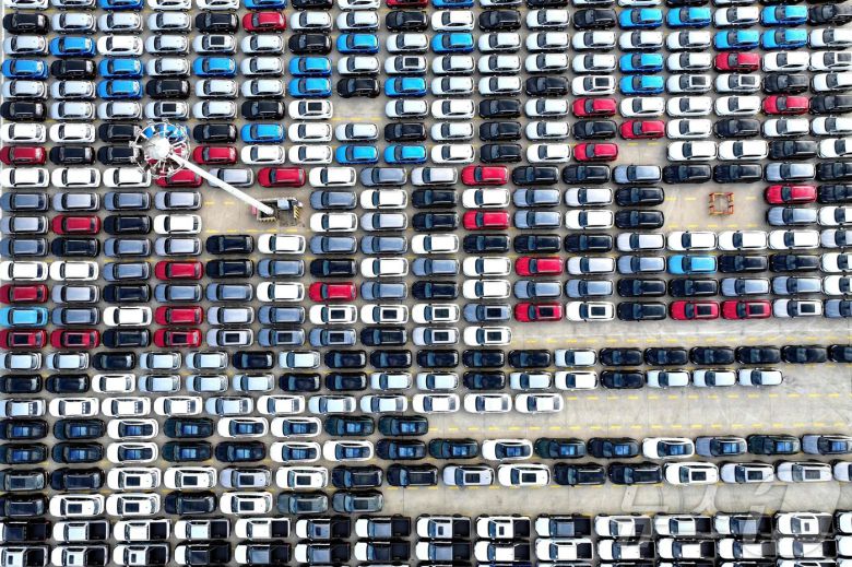 15일 중국 장쑤성 항구에 수출 자동차들이 주차되어 있다. 중국은 15일부터 18일까지 나흘 간 베이징에서 제20기 공산당 중앙위원회 3차 전체회의를 개최한다. 2024.07.15. ⓒ AFP=뉴스1 ⓒ News1 장시온 기자