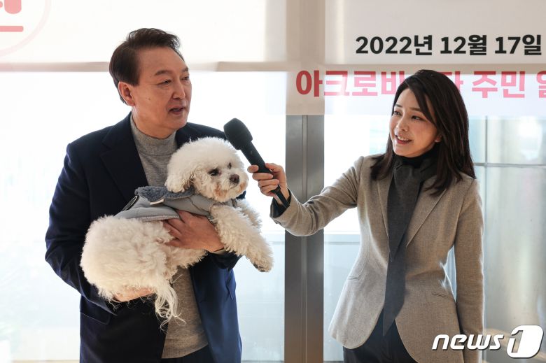 윤석열 대통령과 김건희 여사가 17일 오전 서울 서초구 아크로비스타 사저를 찾아 주민들에게 감사 인사를 하고 있다. 윤 대통령이 안고있는 반려견은 써니. (대통령실 제공) 2022.12.17/뉴스1 ⓒ News1 안은나 기자