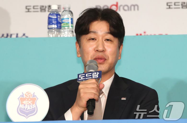 16일 오후 서울 서초구 더케이호텔에서 열린 '도드람 2024-2025 V-리그 여자부 미디어데이'에서 한국도로공사 김종민 감독이 시즌에 임하는 각오를 밝히고 있다. 2024.10.16/뉴스1 ⓒ News1 임세영 기자