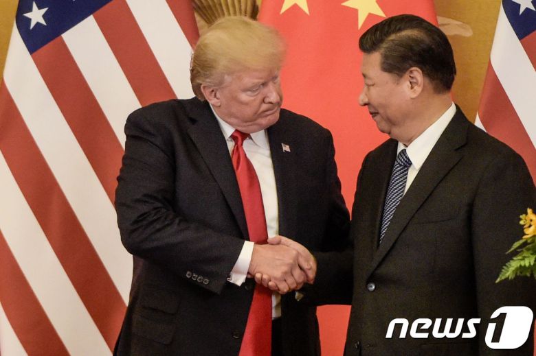 도널드 트럼프 미국 대통령과 시진핑 중국 국가주석이 9일 (현지시간) 베이징 인민대궁전에서 기자회견을 마친 뒤 악수를 하고 있다. ⓒ AFP=뉴스1 ⓒ News1 우동명 기자