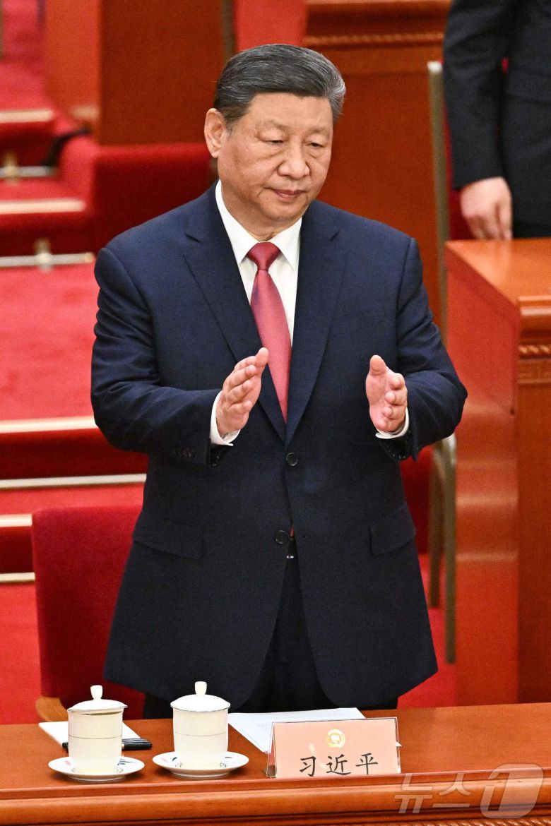 시진핑 중국 국가주석이 지난 3월 10일(현지시간) 베이징 인민대회당에서 열린 전국인민정치협상회의(정협) 폐막식에 참석해 기립 박수를 치고 있다. 2025.03.11 ⓒ AFP=뉴스1 ⓒ News1 우동명 기자