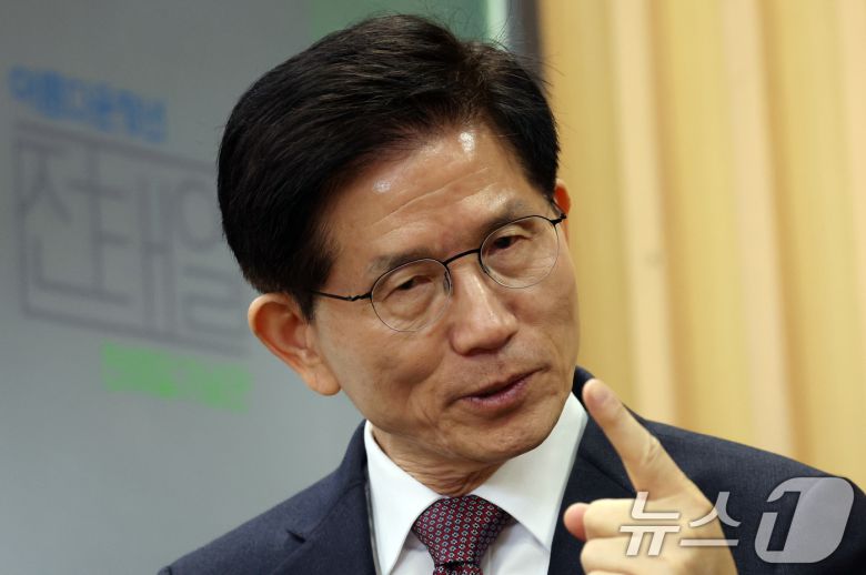 21대 대통령 선거 출마를 선언한 김문수 전 고용노동부 장관이 10일 오전 서울 종로구 청계천로 전태일기념관을 찾아 청년들과 간담회를 하고 있다. 2025.4.10/뉴스1 ⓒ News1 김명섭 기자