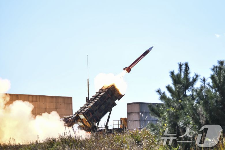 6일 서해지역에서 열린 유도탄 요격 실사격 훈련에서 패트리어트 지대공유도탄이 가상의 표적을 향해 발사되고 있다. (합동참모본부 제공) 2024.11.6/뉴스1