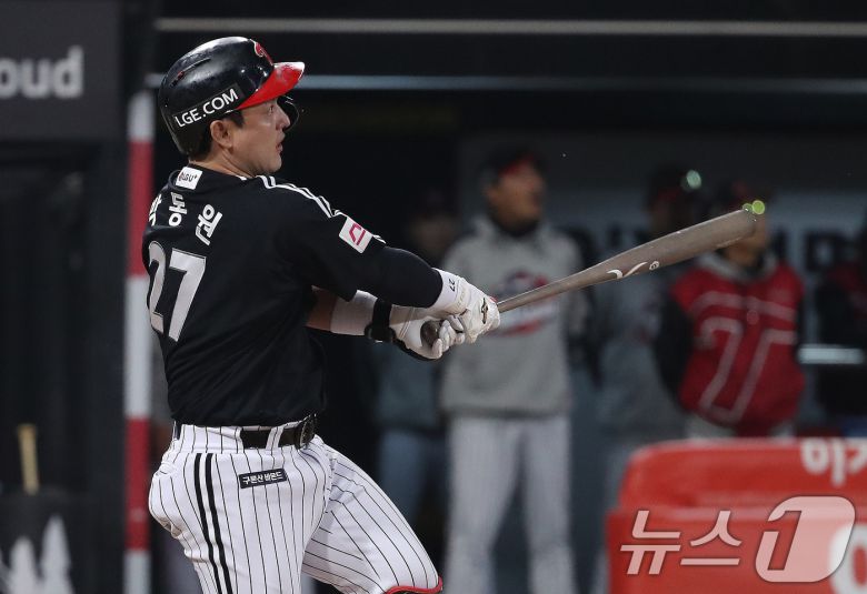 8일 오후 경기 수원시 장안구 KT 위즈파크에서 열린 프로야구 '2024 신한 SOL 뱅크 KBO 포스트시즌' 준플레이오프 3차전 LG 트윈스와 kt 위즈의 경기 2회초 1사 주자 없는 상황 LG 박동원이 kt 벤자민을 상대로 1점 홈런을 치고 있다. 2024.10.8/뉴스1 ⓒ News1 임세영 기자