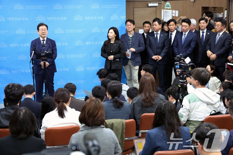 제21대 대통령선거에 출마를 선언한 이재명 더불어민주당 전 대표가 11일 오전 서울 여의도 국회 소통관에서 비전 및 캠프 인선을 발표를 마친 후 취재진 질문에 답변하고 있다. (공동취재) 2025.4.11/뉴스1 ⓒ News1 이재명 기자