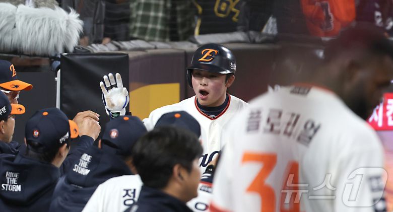 11일 대전 한화생명볼파크에서 열린 '2025 신한 SOL 뱅크 KBO리그' 한화 이글스와 키움 히어로즈의 경기에서 7회말 한화 플로리얼의 솔로 홈런에 이어 백투백 홈런을 친 문현빈이 환호하고 있다. 2025.4.11/뉴스1 ⓒ News1 김기남 기자