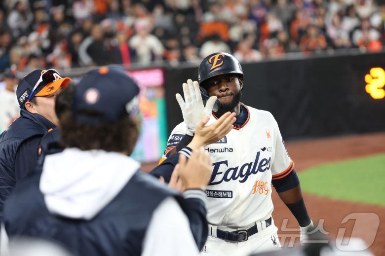 11일 대전 한화생명볼파크에서 열린 '2025 신한 SOL 뱅크 KBO리그' 한화 이글스와 키움 히어로즈의 경기에서 한화 프롤리얼이 7회말 솔로 홈런을 치며 더그아웃에 들어오고 있다. 2025.4.11/뉴스1 ⓒ News1 김기남 기자