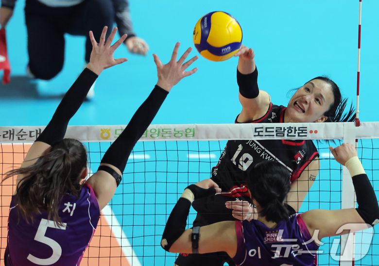 6일 오후 대전 중구 충무체육관에서 열린 프로배구 '2024-2025 도드람 V리그' 여자부 챔피언결정전 4차전, 정관장과 흥국생명의 경기에서 정관장 표승주가 공격을 펼치고 있다. 2025.4.6/뉴스1 ⓒ News1 박정호 기자