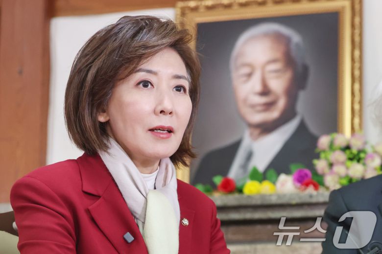 국민의힘 대선후보 경선에 뛰어든 나경원 의원이 13일 오후 서울 종로구 이화장을 찾아 이영일 전 의원과 환담을 나누고 있다. 2025.4.13/뉴스1 ⓒ News1 민경석 기자