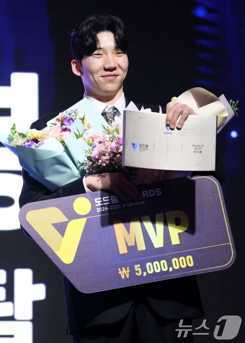 14일 오후 서울 서대문구 그랜드 스위스 호텔에서 열린 프로배구 '2024-2025 도드람 V리그' 시상식에서 남자부 정규리그 MVP상을 수상한 현대캐피탈 허수봉이 소감을 밝히고 있다. 2025.4.14/뉴스1 ⓒ News1 이승배 기자