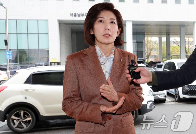 제21대 대통령선거 출마를 선언한 나경원 국민의힘 의원이 14일 오전 서울 양천구 남부지법에서 열린 패스트트랙 속행 공판에 출석하며 사법개혁 관련 공약 발표를 하고 있다. 2025.4.14/뉴스1 ⓒ News1 이동해 기자