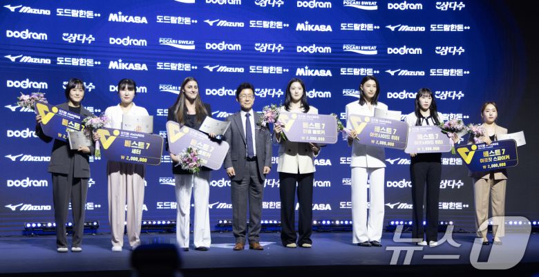 14일 오후 서울 서대문구 그랜드 스위스 호텔에서 열린 프로배구 '2024-2025 도드람 V리그' 시상식에서 여자부 베스트7 상을 수상한 한국도로공사 임명옥(리베로), 정관장 염혜선(세터), 흥국생명 피치(미들블로커), 현대건설 이다현(미들블로커), 흥국생명 김연경(아웃사이드히터)이 기념촬영하고 있다. 2025.4.14/뉴스1 ⓒ News1 이승배 기자