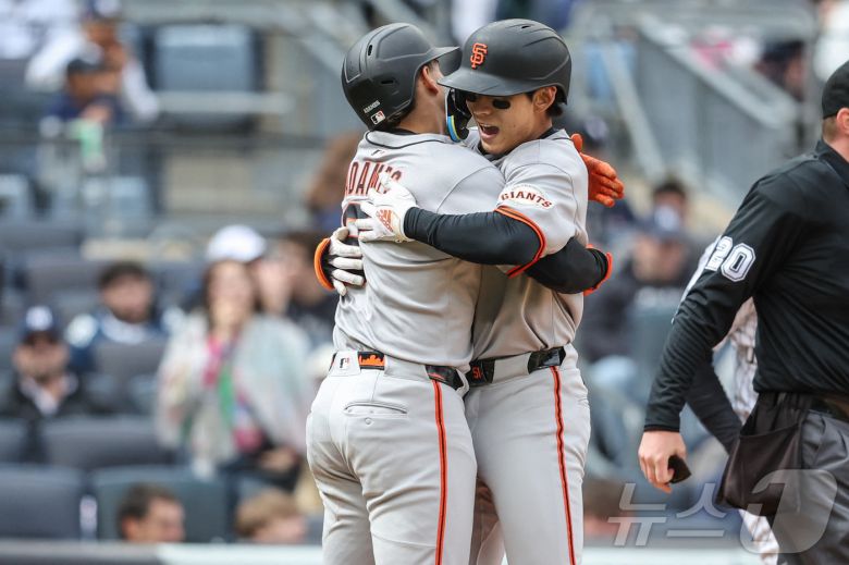 이정후(오른쪽)가 14일(한국시간) 열린 뉴욕 양키스와의 원정 경기에서 홈런을 때린 뒤 동료와 함께 기쁨을 나누고 있다. ⓒ 로이터=뉴스1