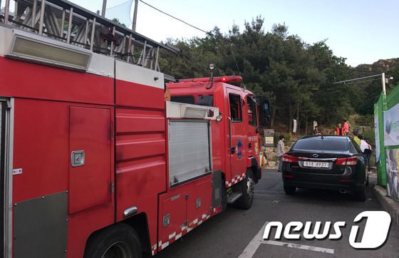 4일 오후 서울 관악구 삼성산에서 화재가 발생해 소방차가 출동해 있다. 서울 관악소방서는 이날 오후 5시 32분 쯤 산불이 발생해 1시간 58분이 지나 완전히 진화 됐다고 밝혔다.(사진은 기사 내용과 무관함) / 뉴스1 ⓒ News1