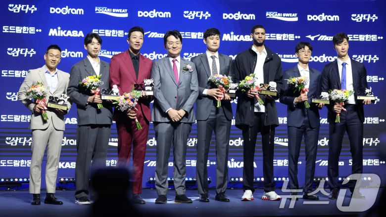 14일 오후 서울 서대문구 그랜드 스위스 호텔에서 열린 프로배구 '2024-2025 도드람 V리그' 시상식에서 남자부 20주년 베스트7 상을 수상한 여오현(리베로), 한선수(세터), 신영석(미들블로커), 이선규(미들블로커), 레오(아웃사이드히터), 곽승석(아웃사이드히터), 박철우(아포짓스파이커)가 조원태 한국배구연맹 총재와 기념촬영하고 있다. 2025.4.14/뉴스1 ⓒ News1 이승배 기자
