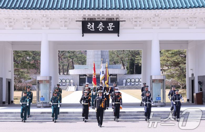 15일 서울 동작구 국립서울현충원 현충문 앞에서 열린 '현충문 정례 군(軍) 의장행사'에서 국방부 의장대 소속 육·해·공군, 해병대 병사들이 근무교대식을 하고 있다.  2025.4.15/뉴스1 ⓒ News1 박지혜 기자