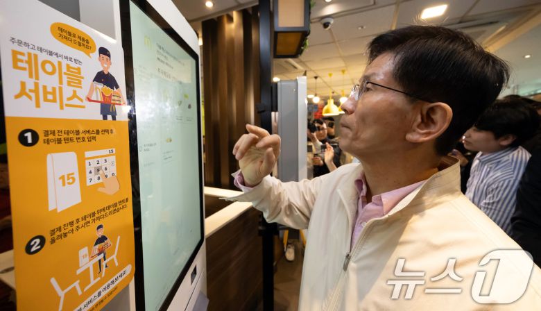 제21대 대통령선거에 출마한 김문수 전 고용노동부 장관이 서울 동작구 중앙대학교 한 패스트푸드점에서 대학생들과 간담회에 앞서 키오스크로 음식을 주문하고 있다. /뉴스1 ⓒ News1 김명섭 기자