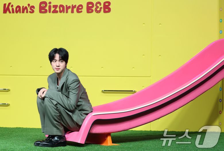 방탄소년단(BTS) 진이 15일 서울 종로구 JW메리어트 동대문 스퀘어 서울에서 열린 넷플릭스 새 예능 '대환장 기안장' 기자간담회에서 미끄럼틀에 앉아 귀여운 포즈를 취하고 있다. '대환장 기안장'은 기안적 낭만이 가득한 울릉도 기안장에서 기안84와 서포트 멤버 방탄소년단 진, 배우 지예은이 숙박객들과 펼치는 기상천외한 신개념 민박 버라이어티다. 2025.4.15/뉴스1 ⓒ News1 권현진 기자