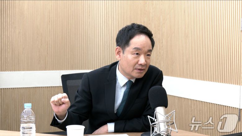 김상일 정치평론가가 15일 뉴스1TV '팩트앤뷰'에 출연해 질문에 답하고 있다.