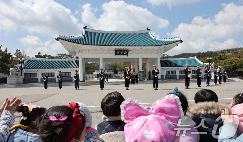 15일 서울 동작구 국립서울현충원 현충문 앞에서 열린 '현충문 정례 군(軍) 의장행사'에서 국방부 의장대 소속 육·해·공군, 해병대 병사들이 동작시범을 하고 있다.  2025.4.15/뉴스1 ⓒ News1 박지혜 기자