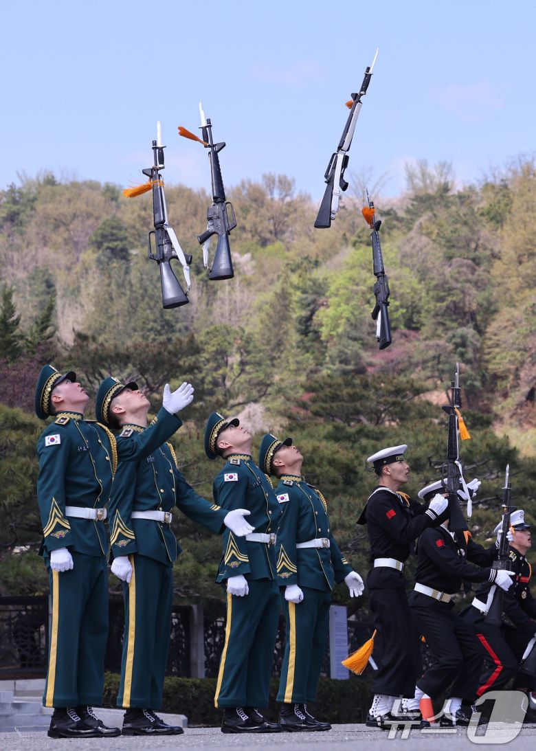 15일 서울 동작구 국립서울현충원 현충문 앞에서 열린 '현충문 정례 군(軍) 의장행사'에서 국방부 의장대 소속 육·해·공군, 해병대 병사들이 동작시범을 하고 있다.  2025.4.15/뉴스1 ⓒ News1 박지혜 기자
