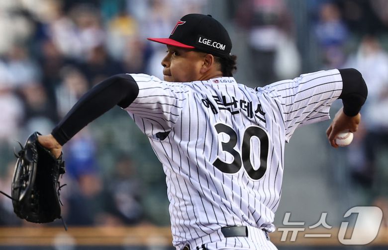 15일 서울 송파구 잠실야구장에서 열린 프로야구 '2025 신한 SOL 뱅크 KBO리그' 삼성 라이온즈와 LG 트윈스의 경기, LG 선발투수 에르난데스가 1회초 역투하고 있다. 2025.4.15/뉴스1 ⓒ News1 김도우 기자