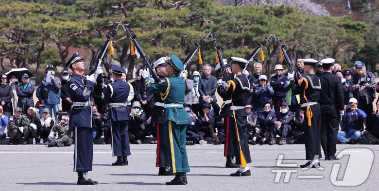 15일 서울 동작구 국립서울현충원 현충문 앞에서 열린 '현충문 정례 군(軍) 의장행사'에서 국방부 의장대 소속 육·해·공군, 해병대 병사들이 동작시범을 하고 있다. 현충문 정례 군 의장행사는 상반기 4~6월, 하반기 9~10월 중 매주 화·목요일 오전 11시부터 현충문 앞에서 약 20분간 진행된다. 2025.4.15/뉴스1 ⓒ News1 박지혜 기자