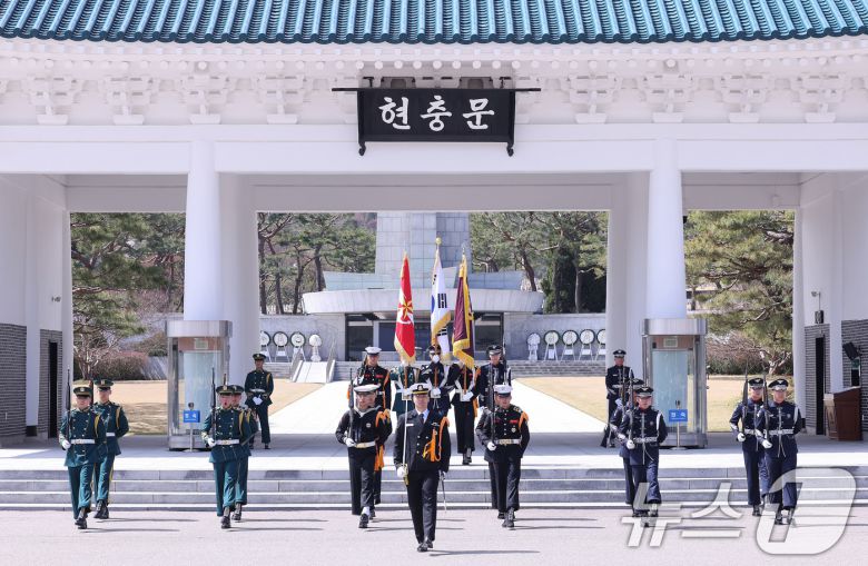 15일 서울 동작구 국립서울현충원 현충문 앞에서 열린 '현충문 정례 군(軍) 의장행사'에서 국방부 의장대 소속 육·해·공군, 해병대 병사들이 근무교대식을 하고 있다.  2025.4.15/뉴스1 ⓒ News1 박지혜 기자