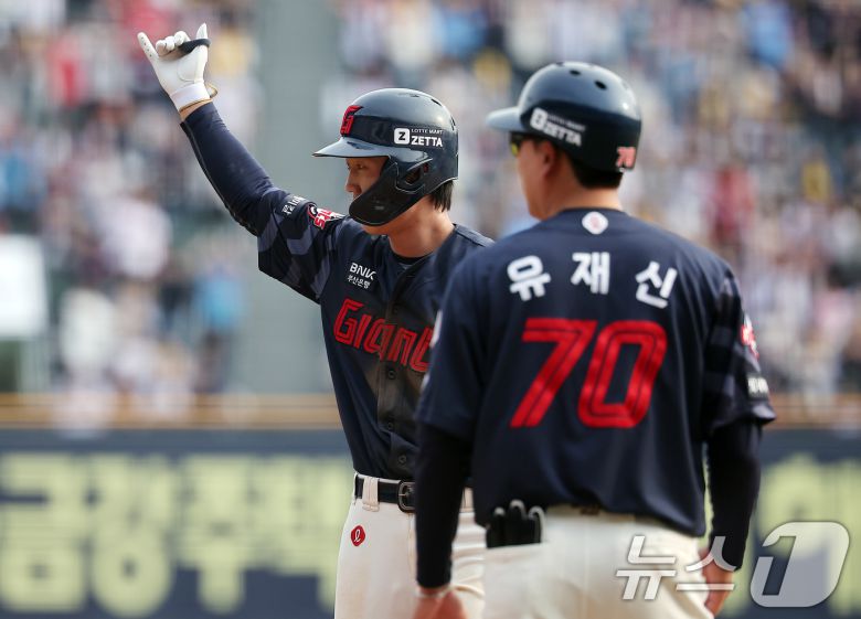 23일 서울 송파구 잠실야구장에서 열린 '2025 신한 SOL 뱅크 KBO리그' 롯데 자이언츠와 LG 트윈스의 경기, 롯데 전민재가 8회초 1사 만루 상황 적시타를 친 뒤 더그아웃을 향해 세리머니를 하고 있다. 2025.3.23/뉴스1 ⓒ News1 김진환 기자