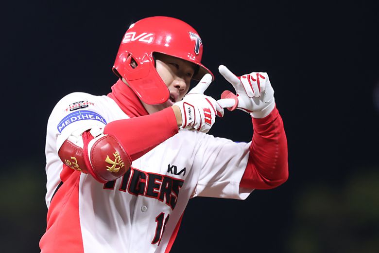 KIA 타이거즈 최원준이 15일 열린 2025 신한 SOL뱅크 KBO리그 광주 KT 위즈전에서 7회말 결승 1점 홈런을 터뜨린 후 세리머니를 펼치고 있다. (KIA 타이거즈 제공)