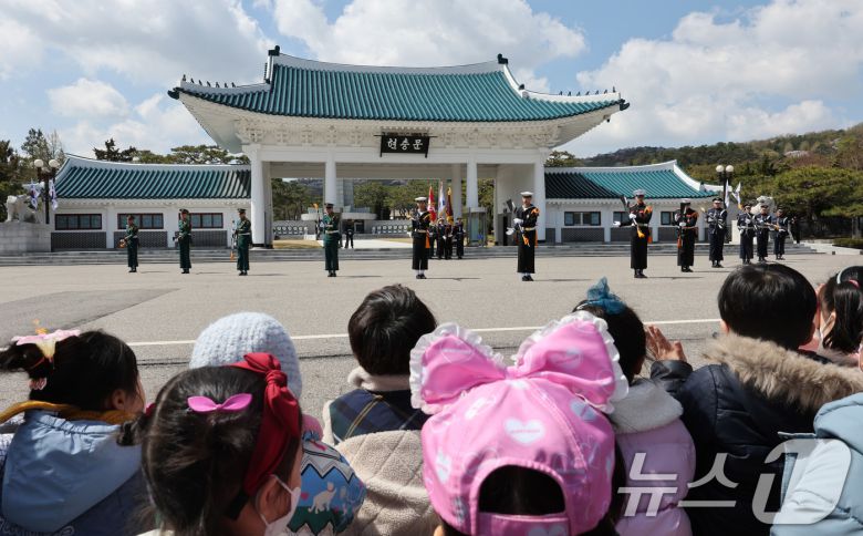15일 서울 동작구 국립서울현충원 현충문 앞에서 열린 '현충문 정례 군(軍) 의장행사'에서 국방부 의장대 소속 육·해·공군, 해병대 병사들이 동작시범을 하고 있다. 2025.4.15/뉴스1 ⓒ News1 박지혜 기자