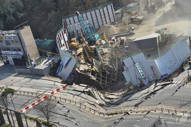 11일 경기 광명시 양지사거리 부근 신안산선 공사 현장이 붕괴돼 있다. 소방청에 따르면 이 사고로 현재까지 작업자 2명이 고립된 것으로 추정된다. (독자제공. 재판매 및 DB 금지) 2025.4.11/뉴스1