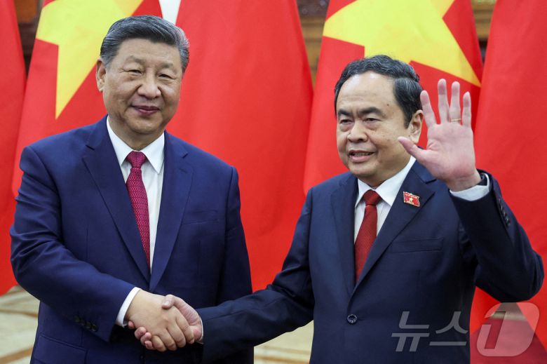 시진핑 중국 국가주석(왼쪽)과 트란 탄 만 베트남 국회의장이 손을 맞잡고 있다. 2025.04.15 ⓒ 로이터=뉴스1 ⓒ News1 박우영 기자